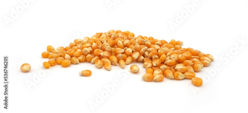 Tas de grain de maïs bio isolé sur fond blanc photo