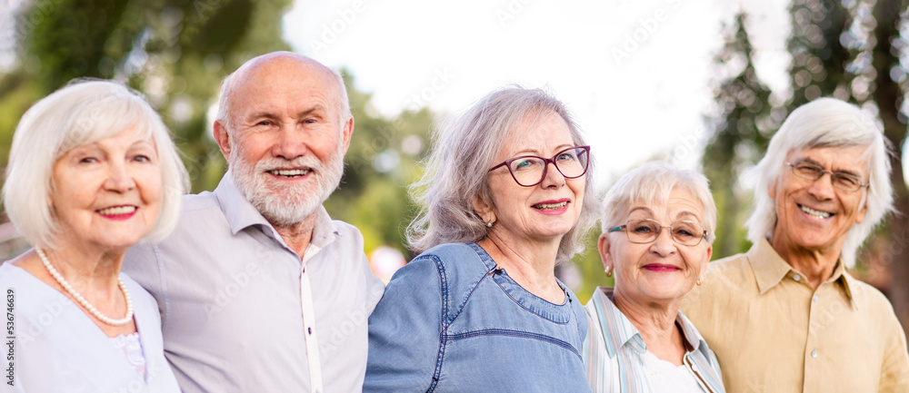 Group of senior friends bonding at the park - Elderly old people meeting and having fun outdoors - obrazy, fototapety, plakaty 
