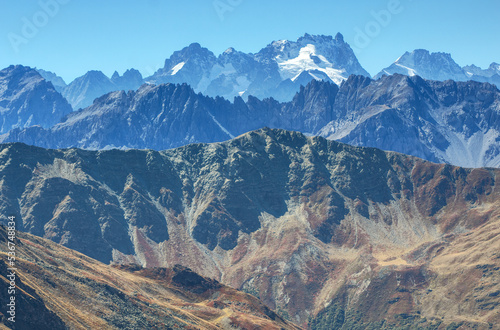 Photos vue large de chaine de montagne en savoie avec de la neige au sommet
