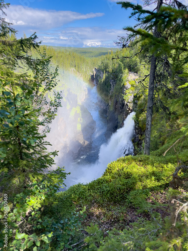 Bild auf Leinwand Regenbogen am Hällingsåfallet am Vildmarksvägen im Jämtland, Schweden