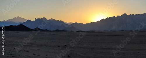 Obraz na płótnie Sunset over the desert and mountains of Egypt w salonie