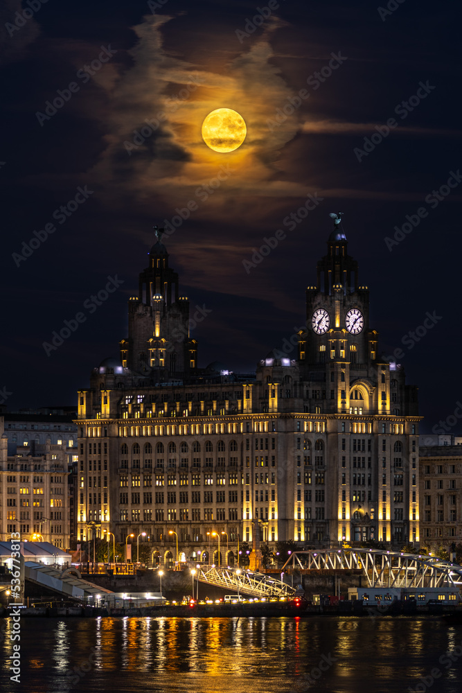 Fototapeta premium Liverpool waterfront illuminated at night