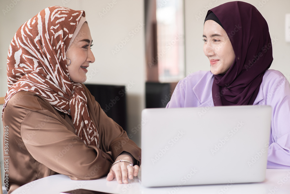 Muslim business women Creating a marketing plan Analyze marketing, consultant business, create a way to sell products online.