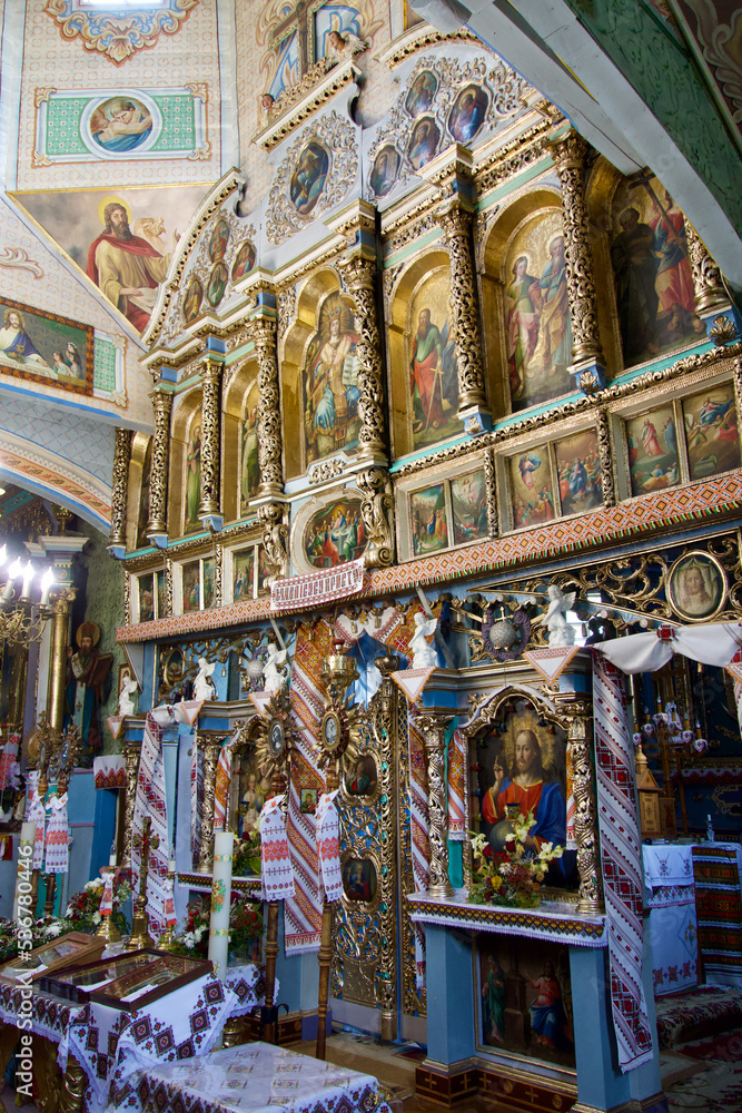 Fototapeta premium Eastern Orthodox church architecture in Nyzhnii Verbizh near Kolomyia, Ivano-Frankivsk Oblast, Ukraine. UNESCO