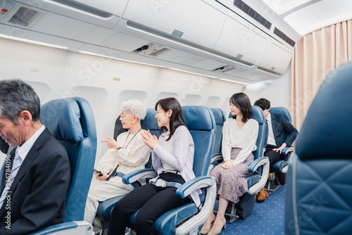 飛行機の機内で過ごす乗客