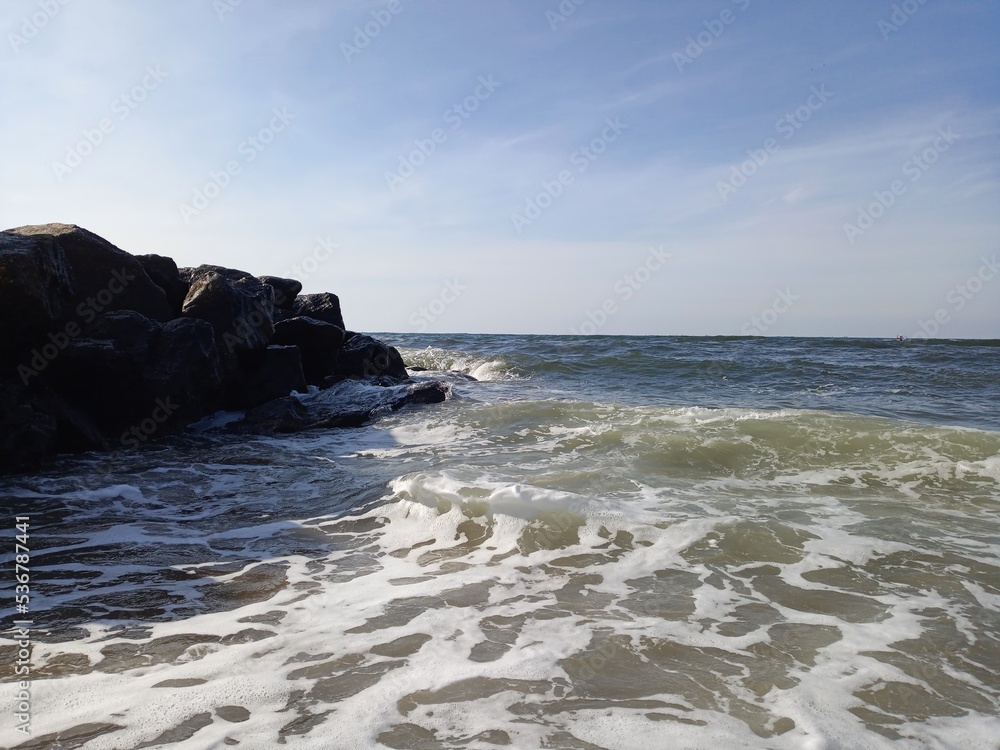 Obraz premium waves and rocks