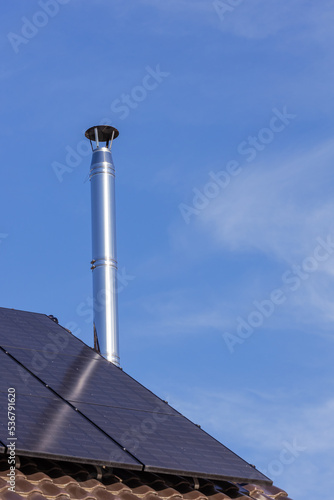 Kamin und Solaranlage auf Dach
