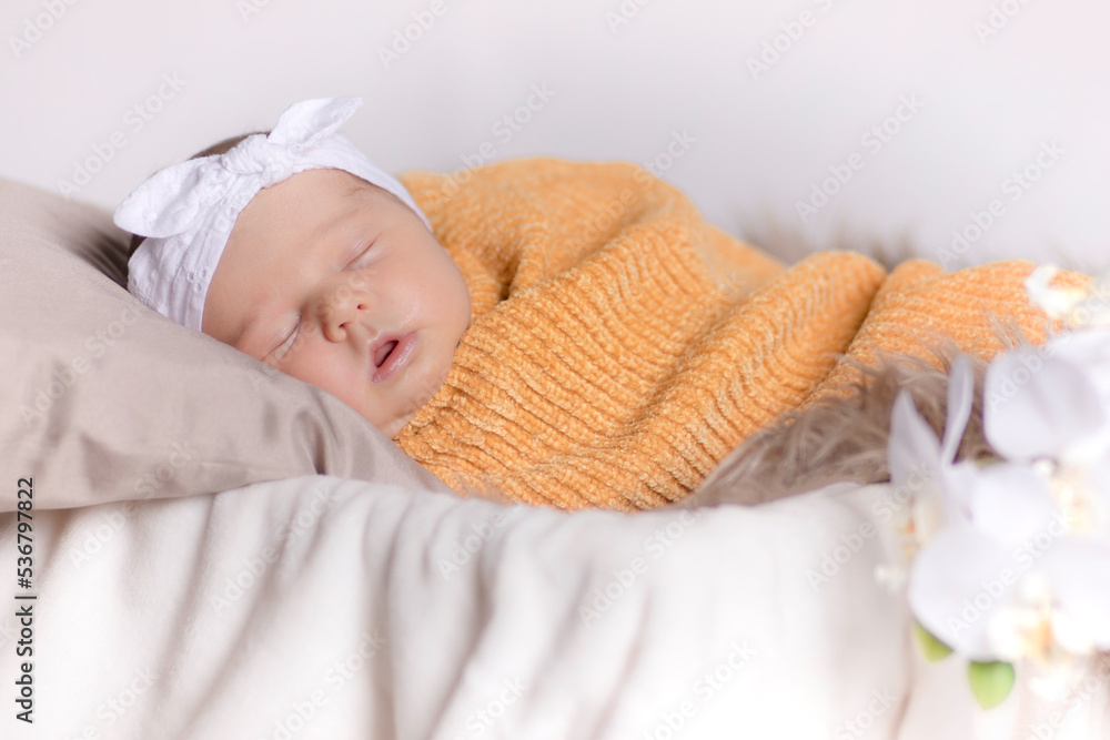 Baby Neugeborener schläft in Korb Gelb angezogen auf braune Decke, Noworodek spi w zoltym sweterku na brazowym kocu, newborn baby sleep in yellow Pullover - obrazy, fototapety, plakaty 
