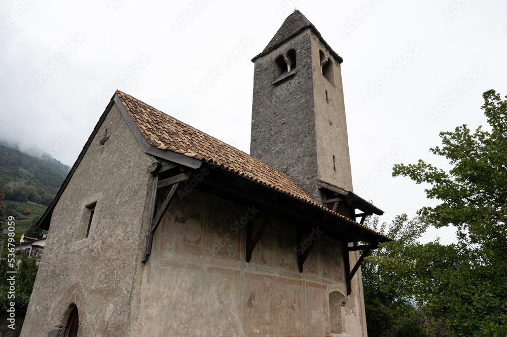 Die kleine, sehr alten Prokulin Kirche in Naturns im Vinschgau ist mit ihren Fresken eine Sehenswürdigkeit