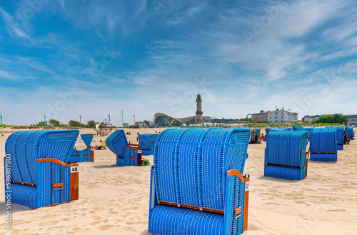 Strand von Warnemünde mit Blick auf den Leuchtturm und Teepott, Hansestadt Rostock, Ostseeküste, Mecklenburg-Vorpommern, Deutschland, Europa