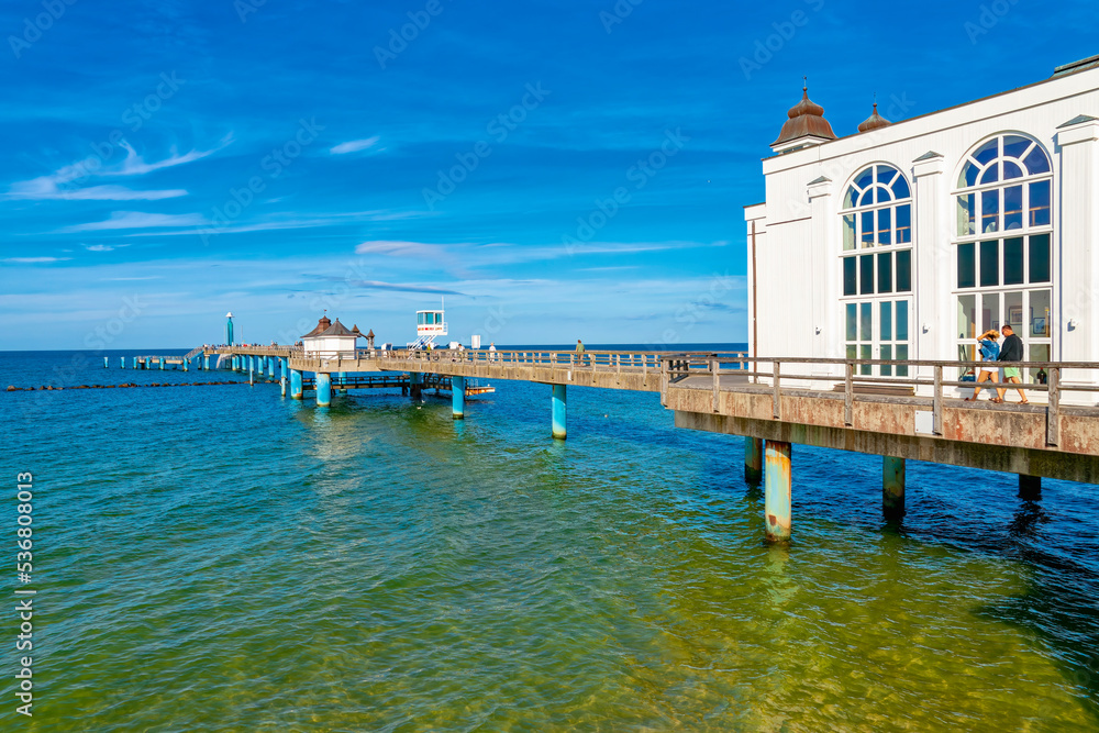 Naklejka premium Die Selliner Seebrücke, Ostseebad Sellin, Rügen, Mecklenburg-Vorpommern, Deutschland, Europa