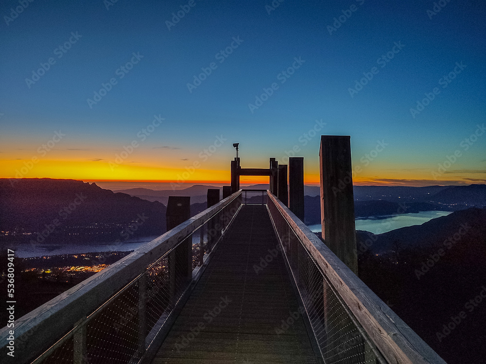 Coucher de soleil sur le ponton de l'observatoire du panorama sur le lac d'Aix les Bains depuis le Mont Revard en Savoie