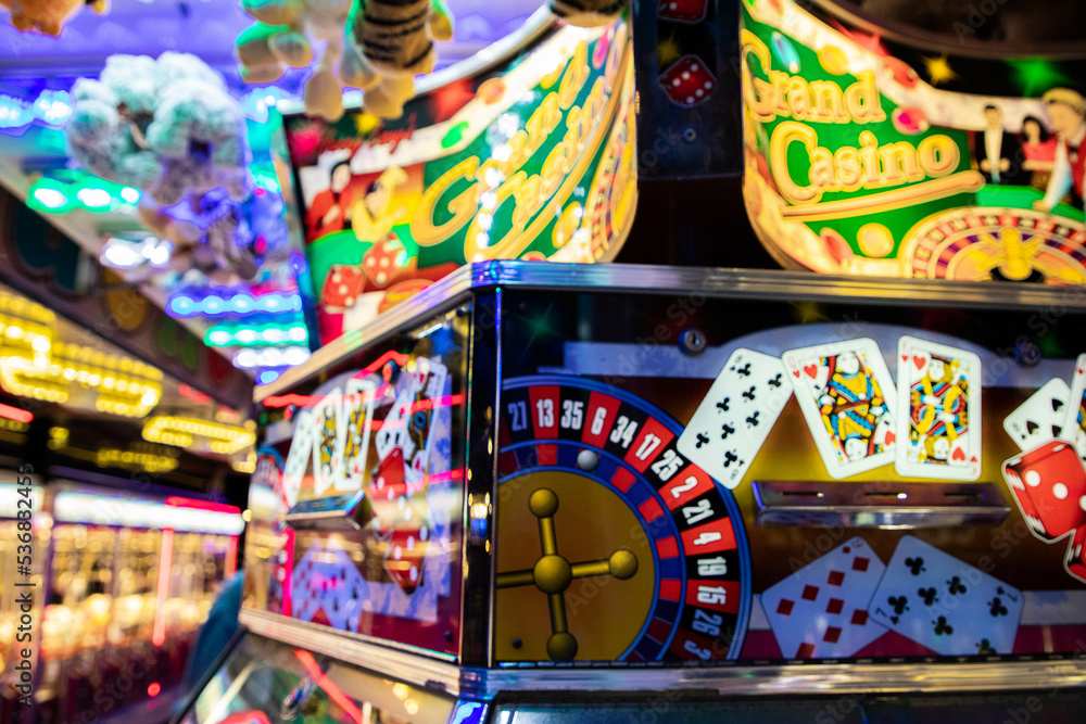 Fototapeta premium Coin pusher machine featuring a deck of cards