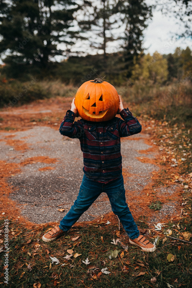 Obraz premium Boy with Jack-o-Lantern head
