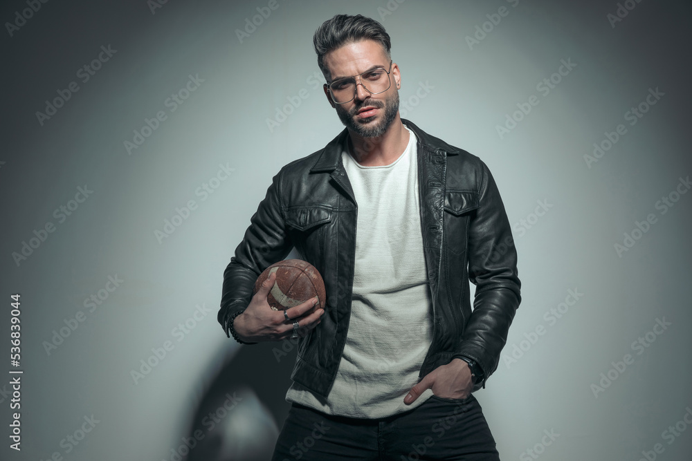 Obraz premium model holding a rugby ball and one hand in pocket
