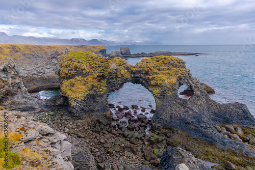 auf der Halbinsel Snæfellsnes auf Island befindet sich die traumhafte Landschaft von Arnarstapi mit den Felsen von Gatklettur photo