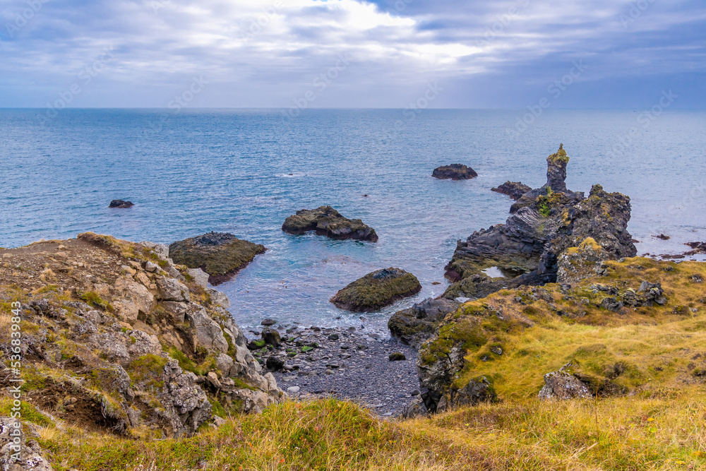 auf der Halbinsel Snæfellsnes auf Island befindet sich die traumhafte Landschaft von Arnarstapi mit den Felsen von Gatklettur auf der Halbinsel Snæfellsnes auf Island befindet sich die traumhafte Landschaft von Arnarstapi mit den Felsen von Gatklettur