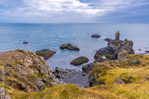 auf der Halbinsel Snæfellsnes auf Island befindet sich die traumhafte Landschaft von Arnarstapi mit den Felsen von Gatklettur