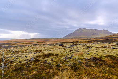 auf der Halbinsel Snæfellsnes auf Island befindet sich die traumhafte Landschaft von Arnarstapi mit den Felsen von Gatklettur © Jørgson Photography