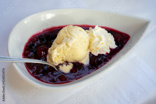 Vanilleeis mit heissen Himbeeren, Heisse Liebe, Heiße Liebe, heiss, kalt, Eis, Beeren