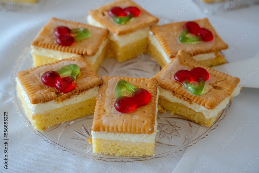 Kuchen, Keks, Kirschen, Gummibärchen, Creme, Cremekuchen