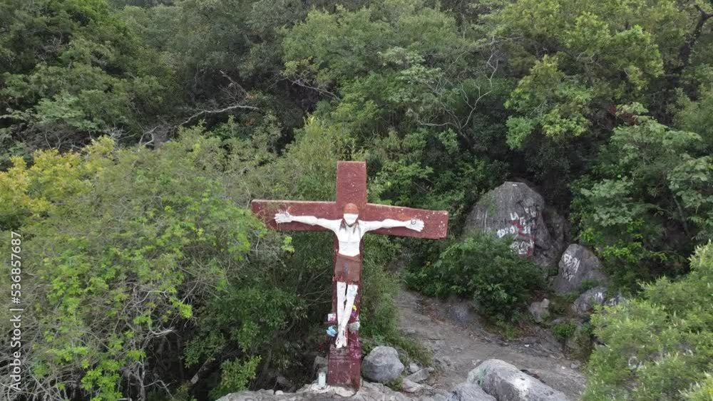 jesucristo y detras de una montaña con muchos arboles jesucristo y detras de una montaña con muchos arboles
