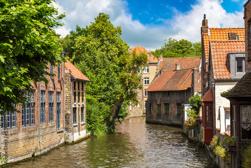 Fototapeta Naklejka Na Ścianę i Meble -  Houses along the canal in Bruges