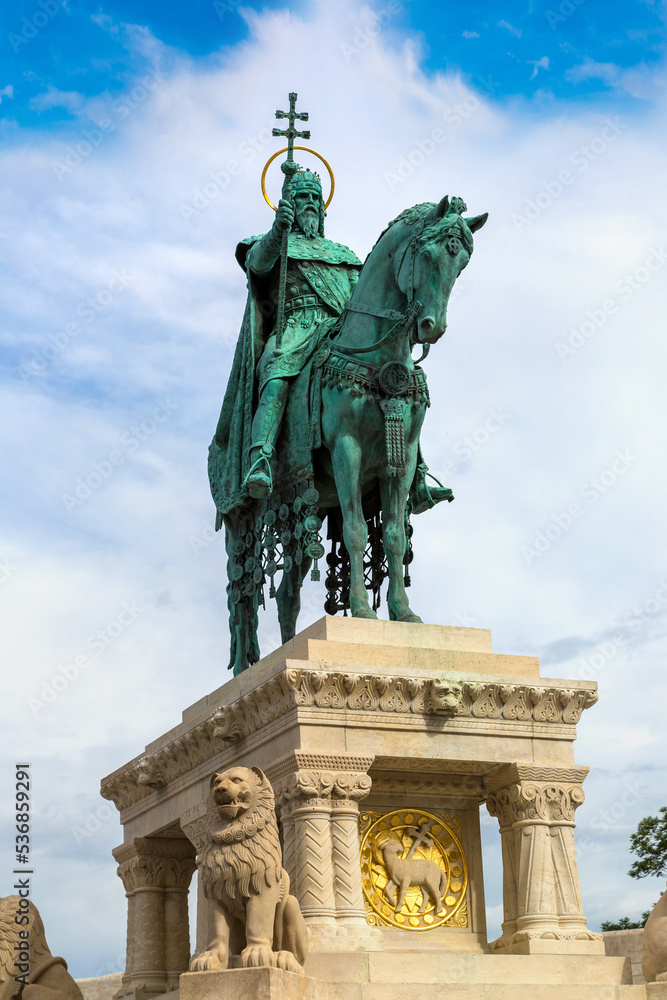 Fototapeta premium Statue of Stephen I in Budapest