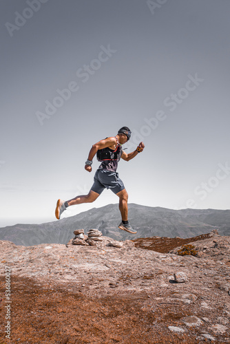 Hombre lanito saltando y practicando deporte  © Mprince