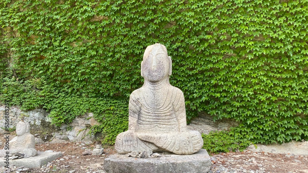 Obraz premium Unjusa, known as the temple of residing clouds or the temple of one thousand stone Buddhas and one thousand stone pagodas in South Korea, in the summer of 2022.