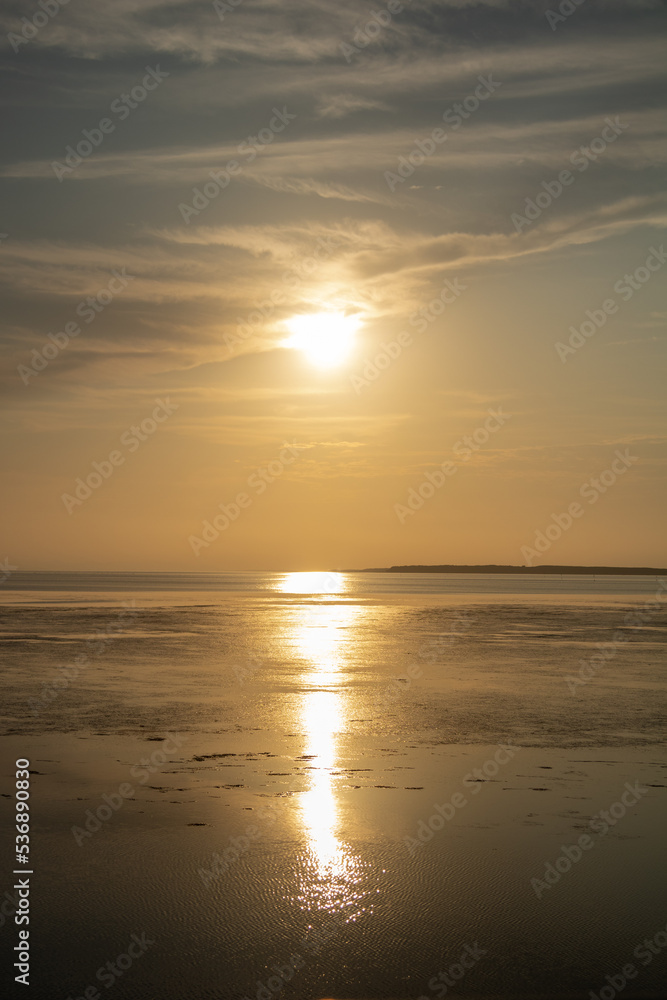 湖に沈む綺麗な夕陽
