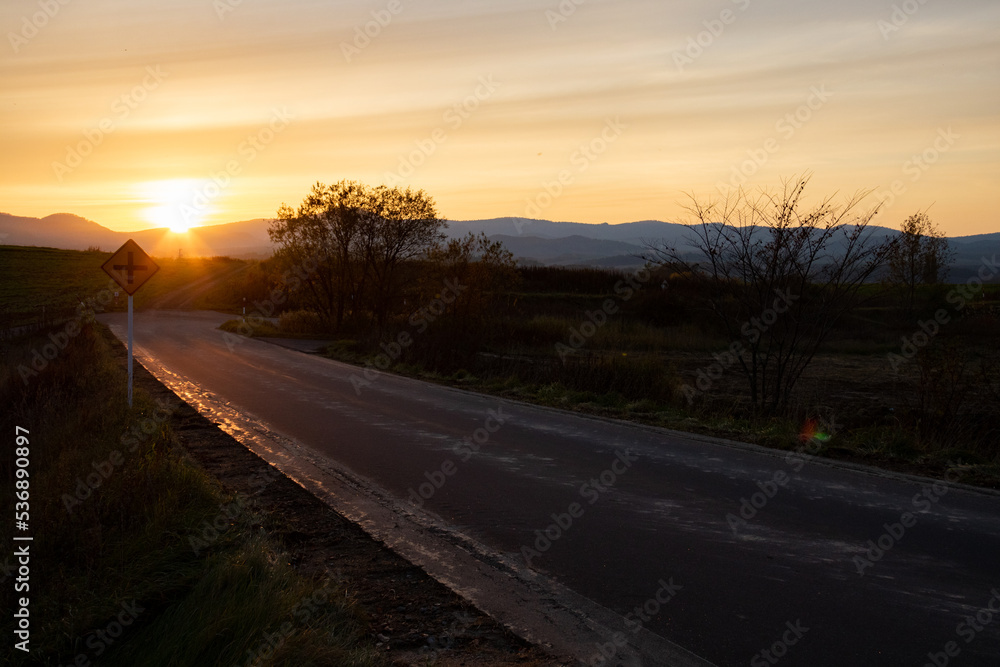夕日に照らされた農村の道路
