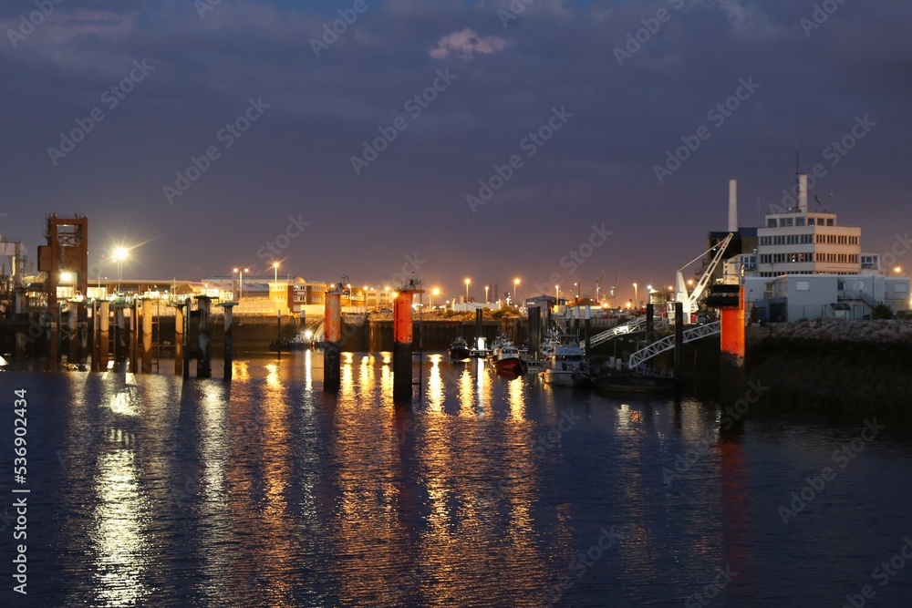Les docks et installations portuaires le long du bassin de la Manche, ville du Havre, département Seine Maritime, France