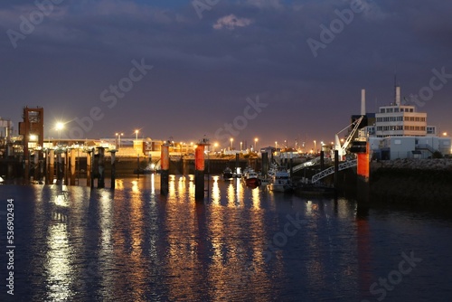 Les docks et installations portuaires le long du bassin de la Manche, ville du Havre, département Seine Maritime, France