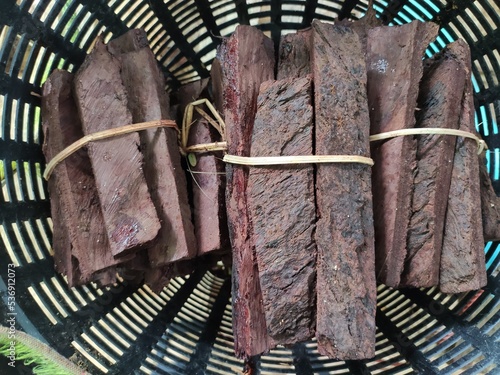 Sappan(Caesalpinia sappan L.) Dried wood for dyeing natural pink or red fabrics。chinese herb and suitable to invigorate blood ,remove stagnation and lowers risk of heart disease 