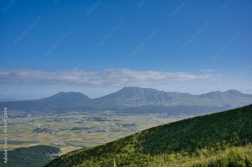 Obraz premium 阿蘇, 大観峰, 草原, 空, 風景, パノラマ, 自然, カルデラ, 旅行, 観光, 歴史, 岩, 山
