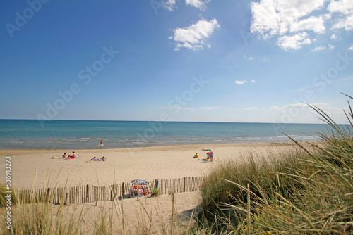 Plage de la Grande Motte, lido entre Carnon et La Grande Motte dans l4hérault, Occitanie , vacances, sable, mer, oyats, tourisme, nature , horizon, calme, grands espaces, nature, zen, belle photo 
