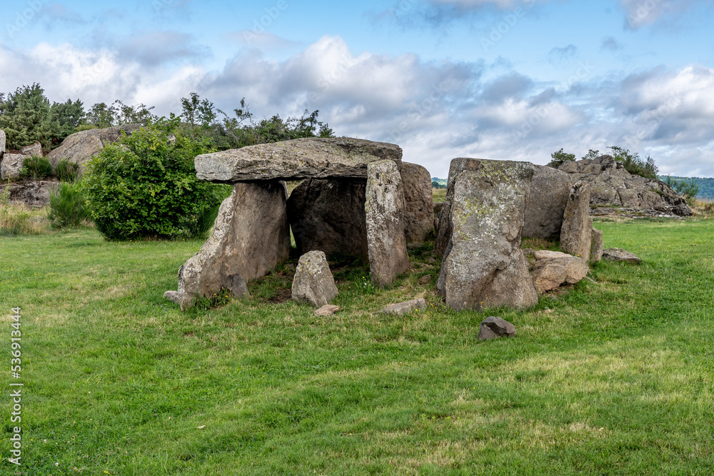 Dolmen de Cournols avec ses magnifiques amas de rochers sur le chemin de randonnée du puy de dôme