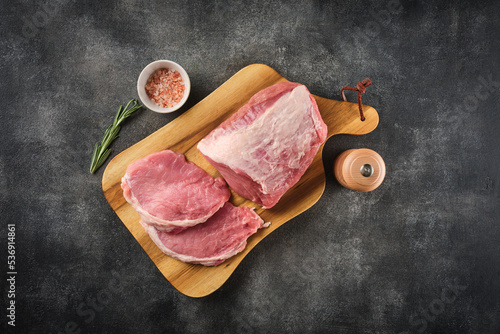 Fotografía Raw pork meat. Big piece of the fresh uncooked pork loin
