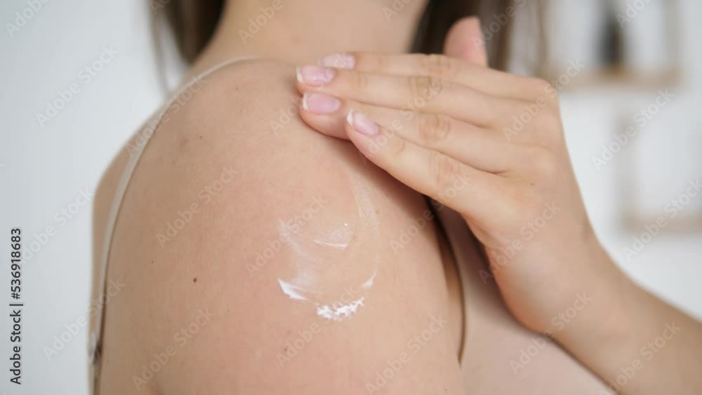 Rubbing a white cream to improve the condition of the skin. Skin care with a moisturizing cream. Rubbing a white cream to improve the condition of the skin. Skin care with a moisturizing cream.
