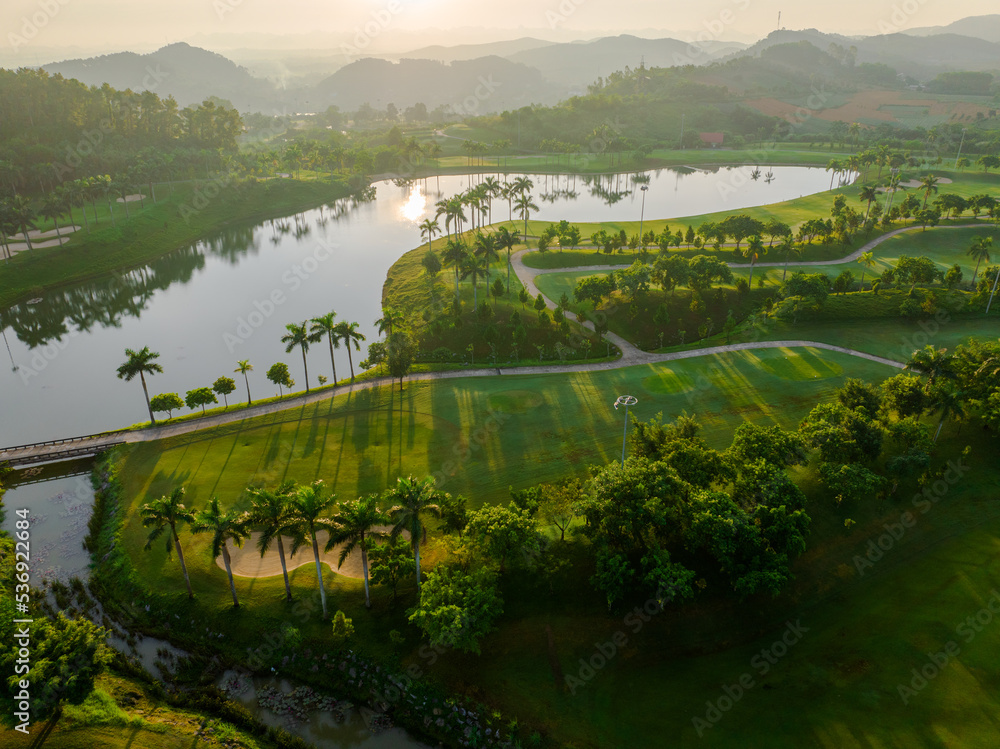 Obraz premium Golden moments on the golf course