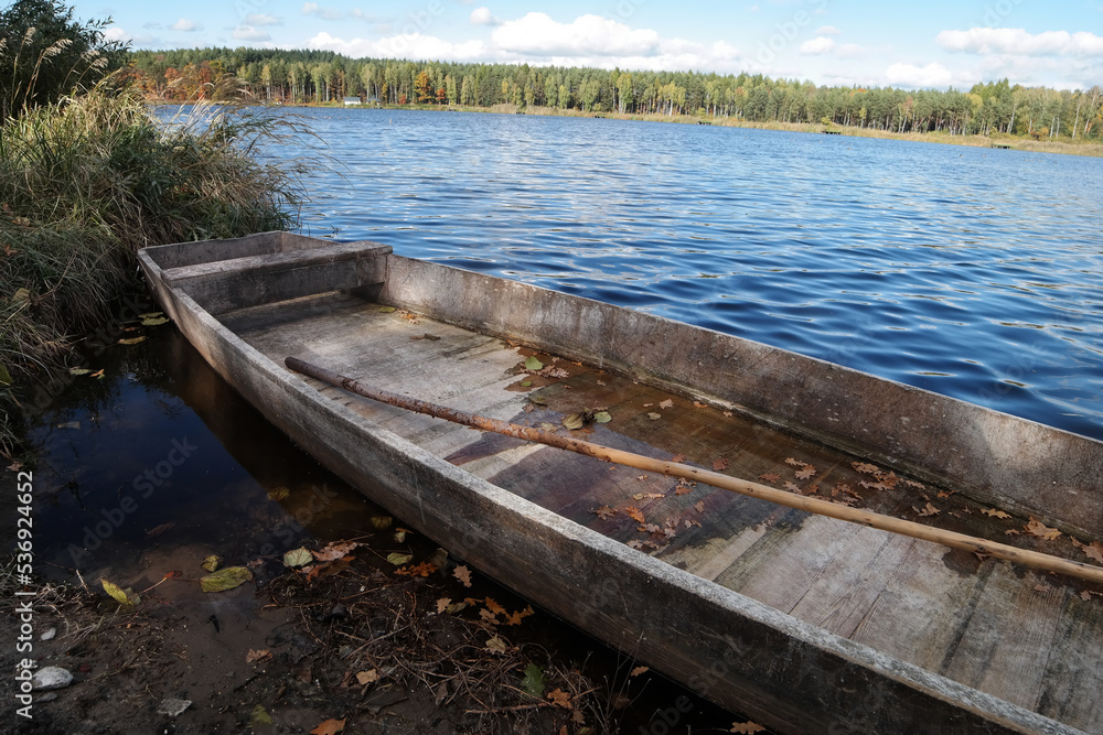 Stara łódka nad jeziorem.