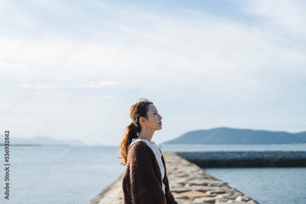 夕暮れの海にいる女性 夕暮れの海にいる女性
