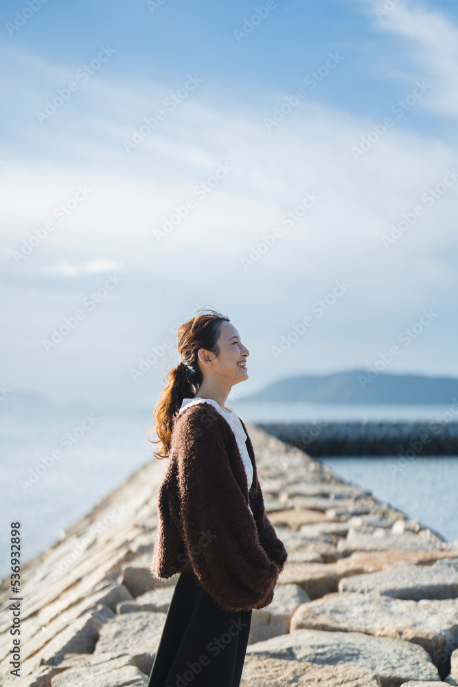 夕暮れの海にいる女性