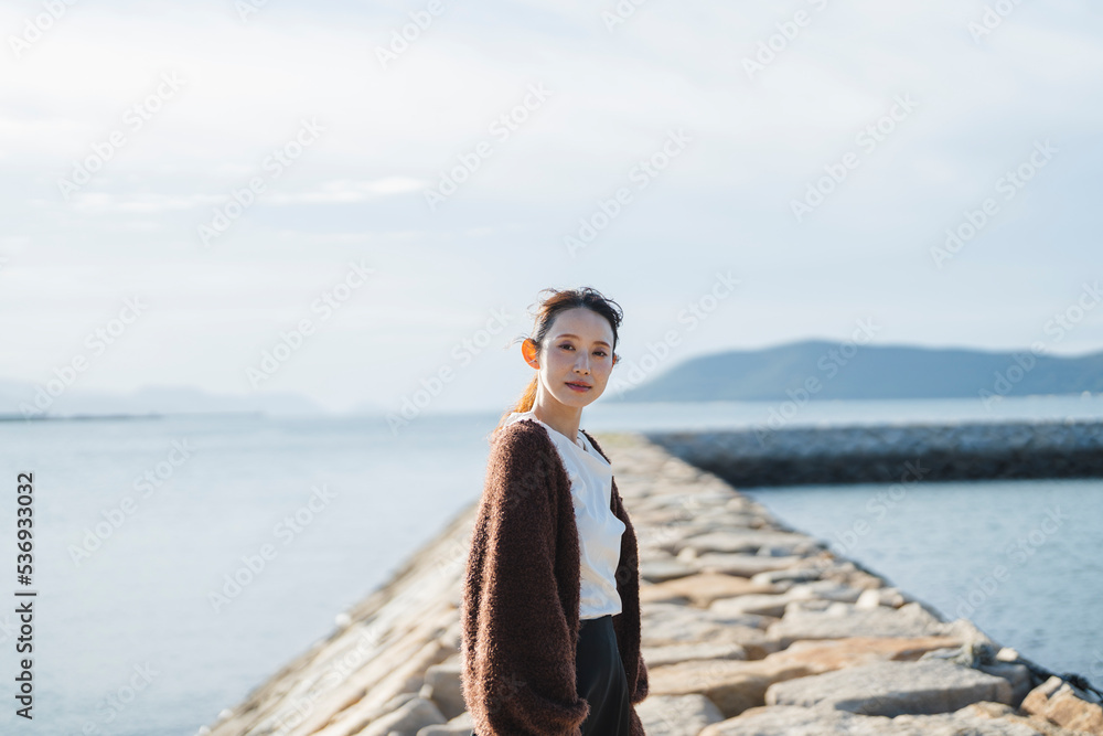 夕暮れの海にいる女性 夕暮れの海にいる女性