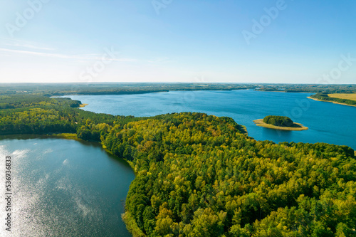 Widok z drona na jezioro Wierzchowo w Polsce. Zielony las otaczający jezioro i czysta niebieska woda Krajobraz wiejski w Polsce. Wczesna jesień. © hunter76
