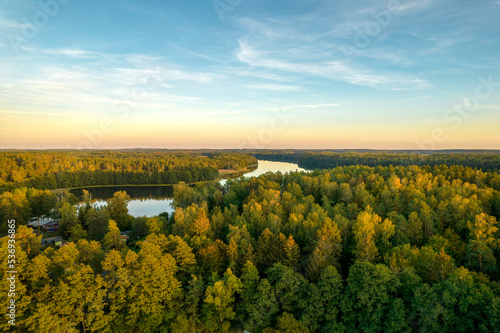 Foto Widok z drona na jezioro Wierzchowo w Polsce