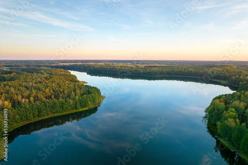 Widok z drona na jezioro Wierzchowo w Polsce. Zielony las otaczający jezioro i czysta niebieska woda Krajobraz wiejski w Polsce. Wczesna jesień. © hunter76