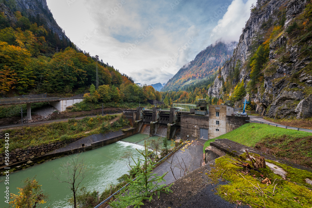 Landl Das Verbund- Kraftwerk Landl ist ein Laufkraftwerk an der Enns und ...