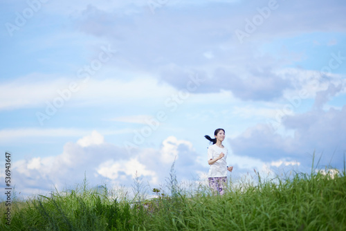 屋外で運動する若い日本人女性